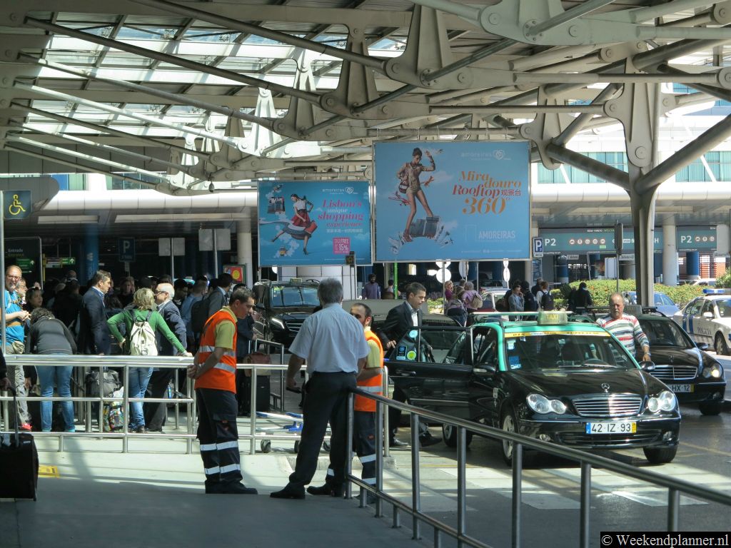 De taxi's staan voor terminal 1 van het vliegveld. Er is ook een halte voor de Airportbus, de Aerobus. Tip: Vervoer vanaf het vliegveld van Lissabon.